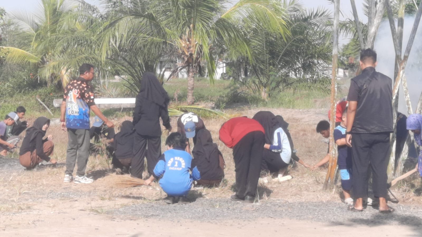 Tingkatkan Kenyamanan Belajar dan Antisipasi Kebakaran Musim Kemarau, SMKN 1 Dadahup Gelar Kerja Bakti Jumat Bersih