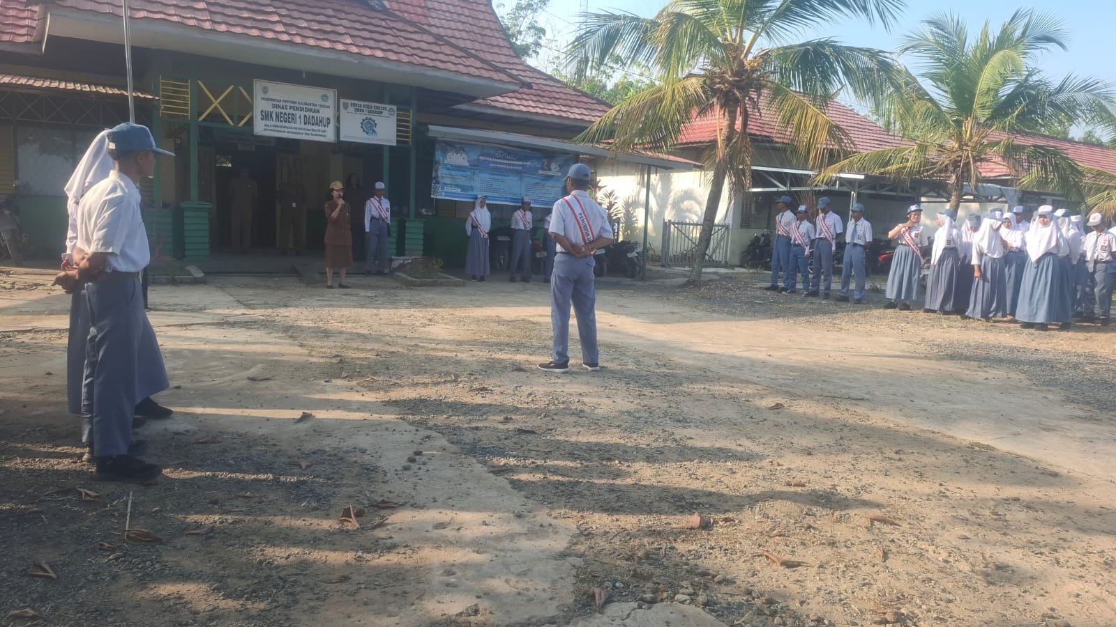 Pembina Upacara SMKN 1 Dadahup Tekankan Kedisiplinan dan Persiapan Masa Depan