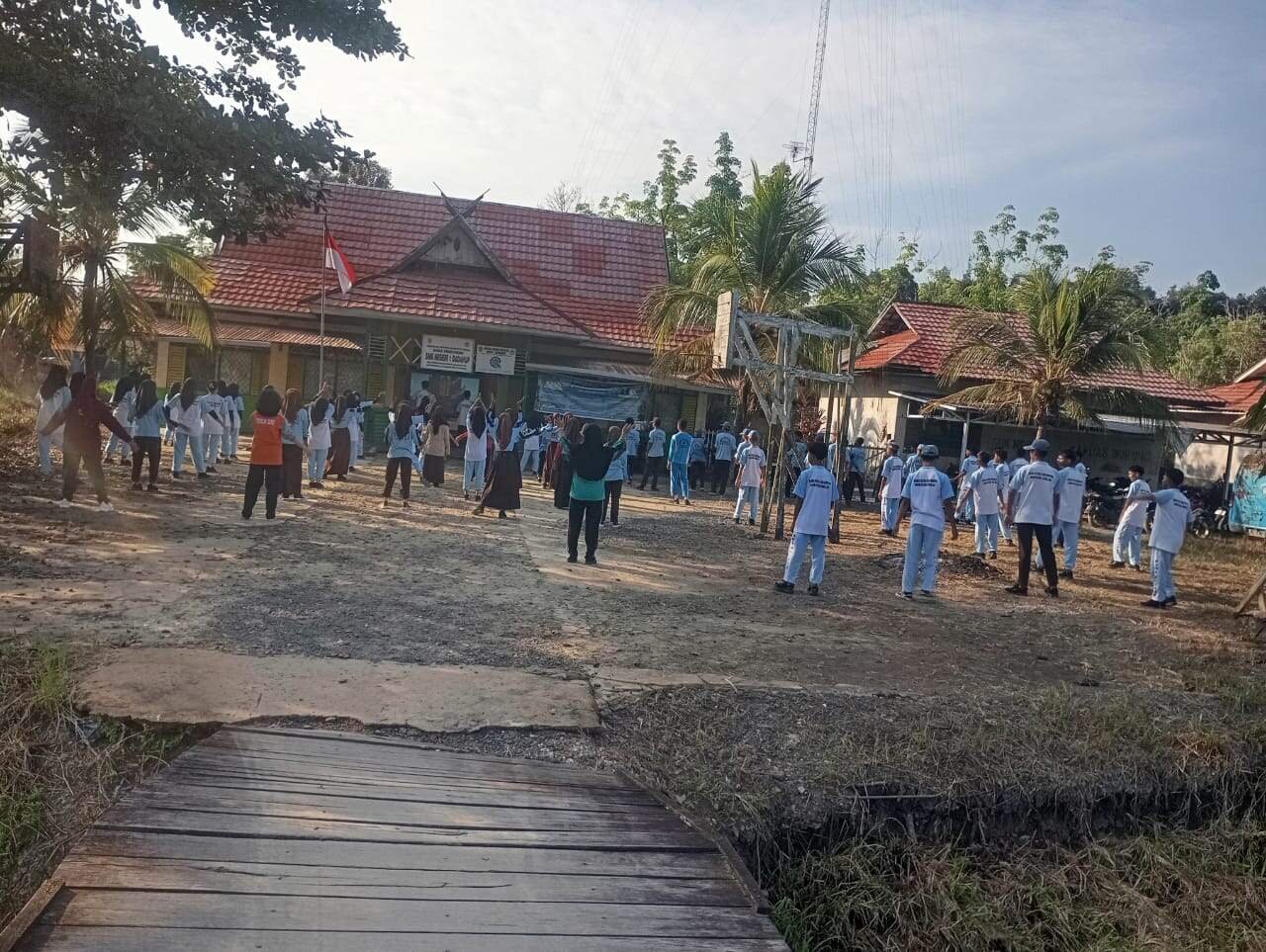 Tingkatkan Kebugaran dan Kepedulian Lingkungan, SMKN 1 Dadahup Gelar Senam Pagi dan Kerja Bakti Bersama