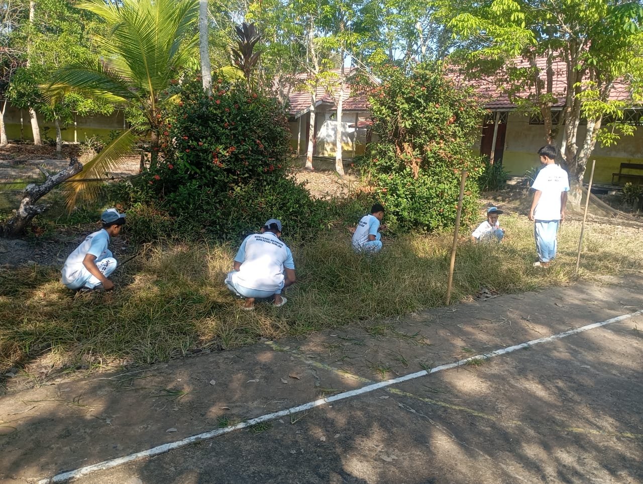 Tingkatkan Kepedulian Lingkungan, Siswa SMKN 1 Dadahup Gelar Kerja Bakti Bersama Usai Olahraga Pagi
